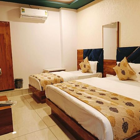 Hotel Maan Palace Vadodara Esterno foto