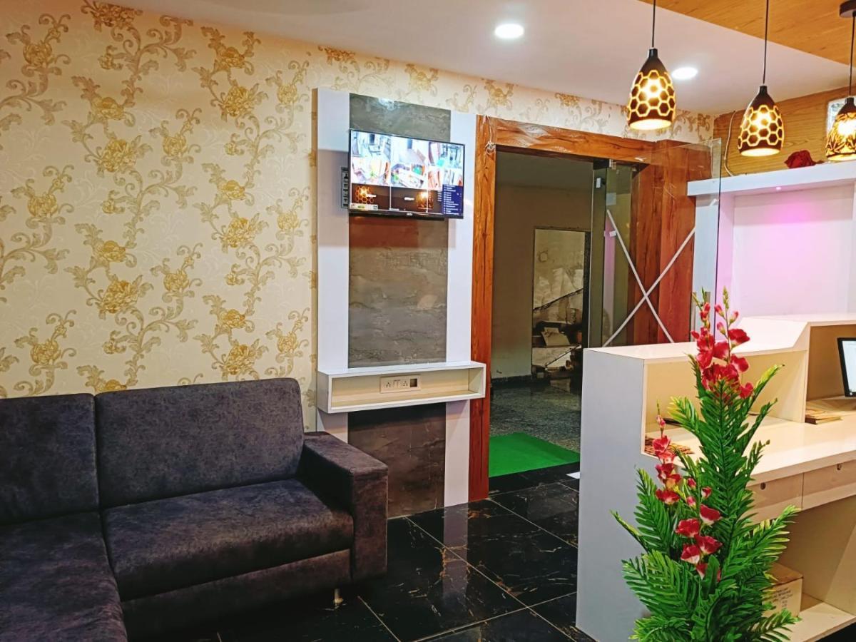 Hotel Maan Palace Vadodara Esterno foto