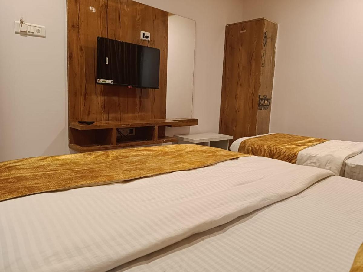 Hotel Maan Palace Vadodara Esterno foto