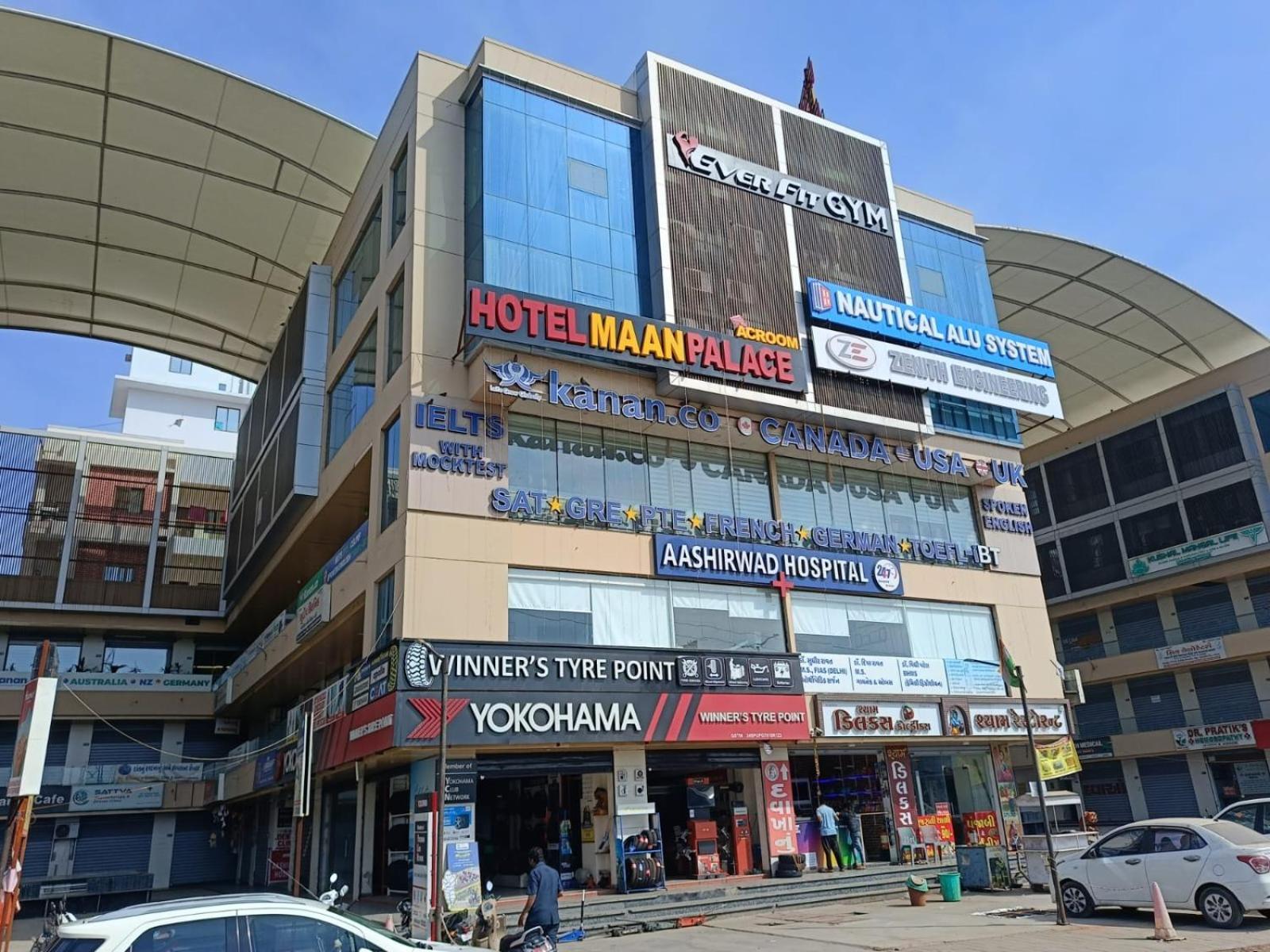 Hotel Maan Palace Vadodara Esterno foto
