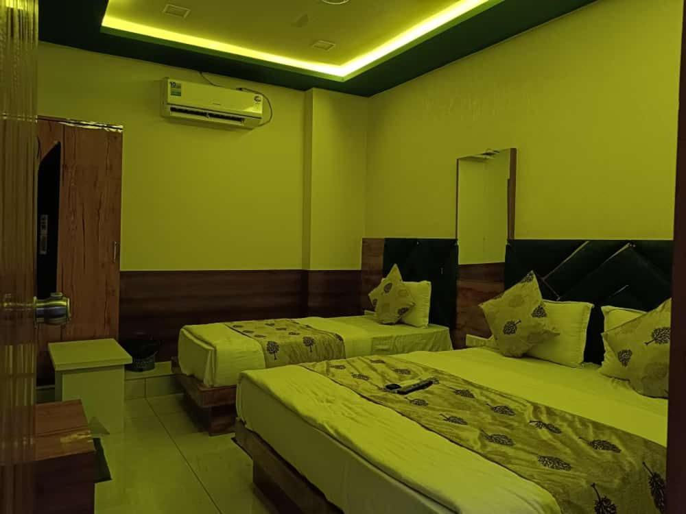 Hotel Maan Palace Vadodara Esterno foto