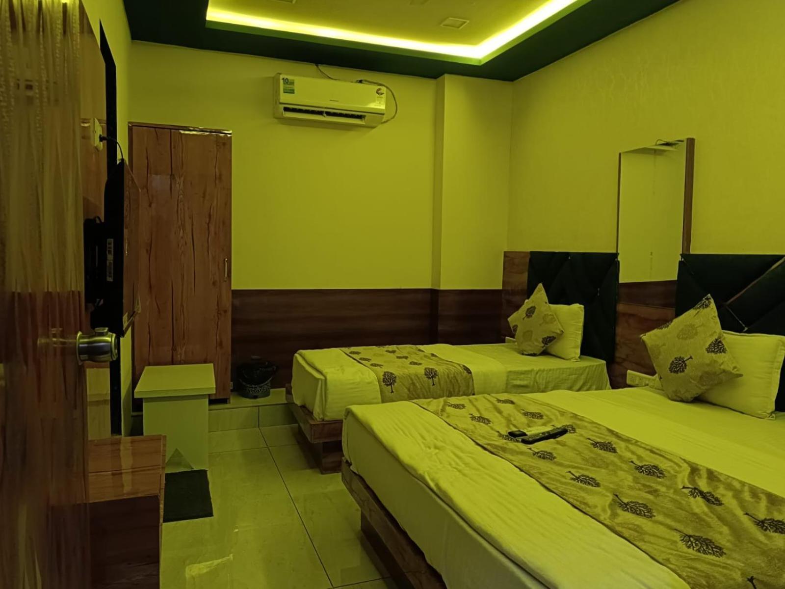 Hotel Maan Palace Vadodara Esterno foto