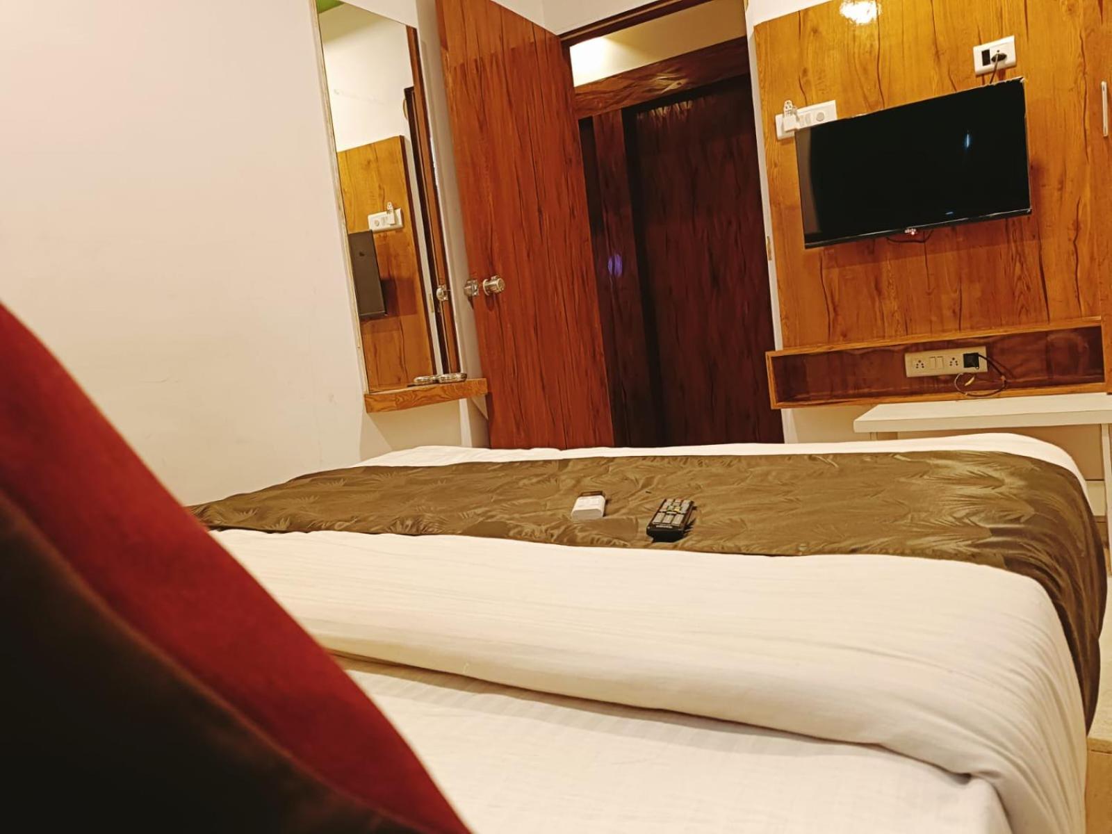 Hotel Maan Palace Vadodara Esterno foto