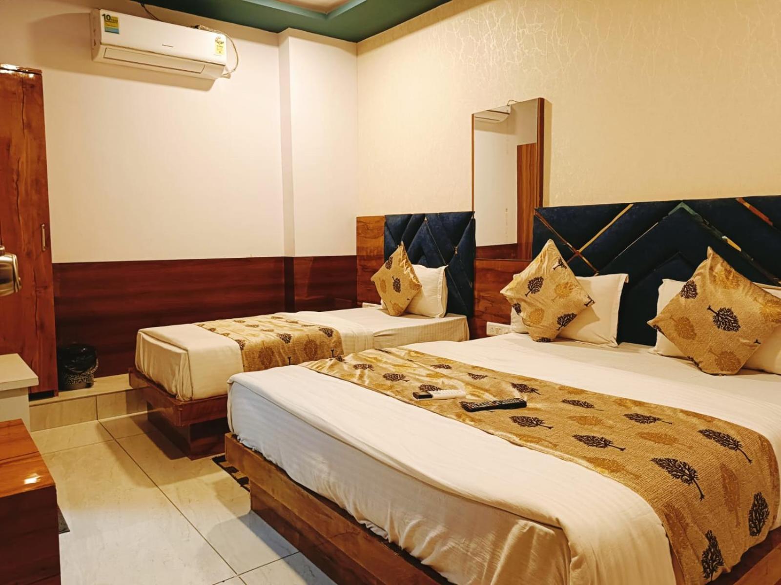 Hotel Maan Palace Vadodara Esterno foto