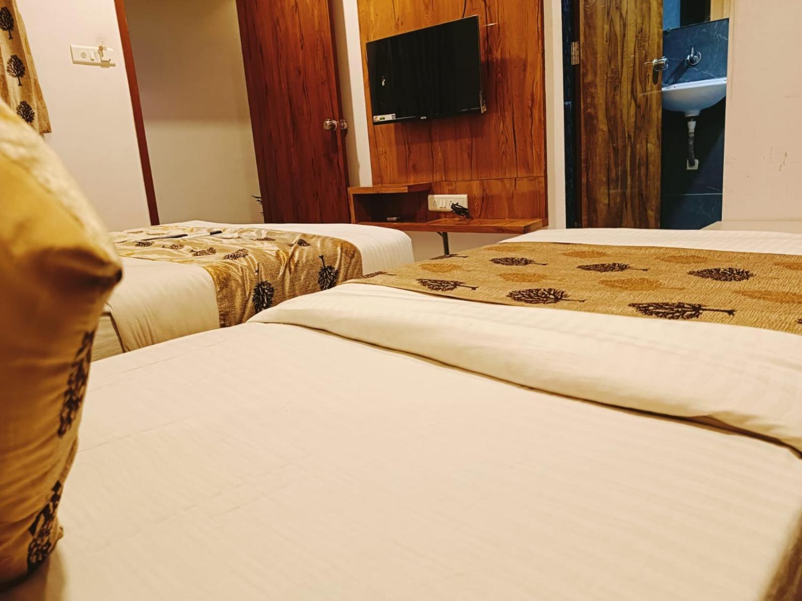 Hotel Maan Palace Vadodara Esterno foto